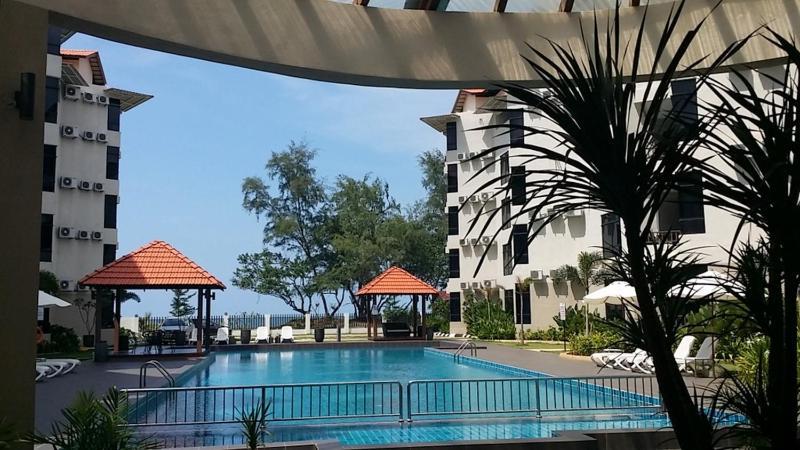 Samsuria Beach Apartment Resort Чератинг Екстериор снимка