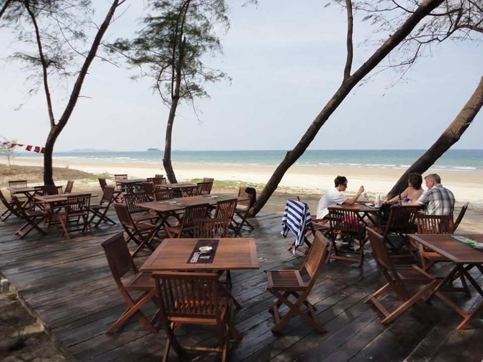 Samsuria Beach Apartment Resort Чератинг Екстериор снимка